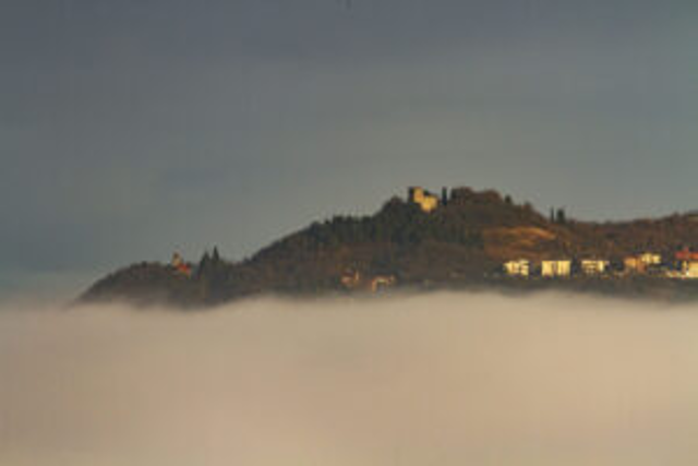 il-Castello-di-Baiso-emerge-tra-la-nebbia.-Pietro-Borghi-300x200
